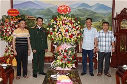 Thủ trưởng Cục Chính trị chúc mừng Thiếu tướng La Công Phương, Phó chủ nhiệm Chính trị Quân khu